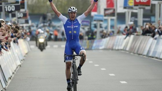 Ciclismo, Attraverso il Fiandre: assolo di Lampaert. Catalogna: numero di Valverde