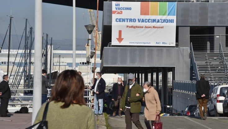 Vaccini, tocca agli adolescenti. Il nodo dei sanitari no vax