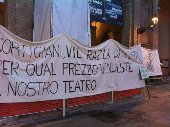 Protesta sotto il Comune dei lavoratori del Regio