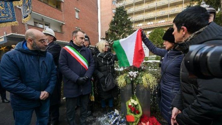Un anno fa crollo gru a Torino, ricordate le tre vittime. Scoperta una targa