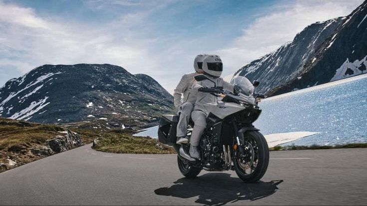 Honda presenta la nuova tourer CB 1000 GT e la WN7, la sua prima moto elettrica