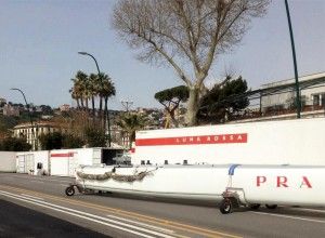 Luna Rossa sul lungomare<br />con i primi catamarani
