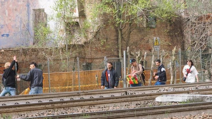 Rave alla caserma abbandonata Stamoto a Bologna. Barista aggredita. Salta il raduno, ma gli attivisti occupano l’edificio