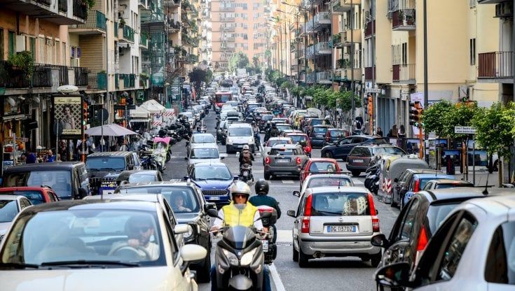 Napoli Via Cilea, inferno traffico: "Basta auto in doppia fila: più vigili e parcheggi"