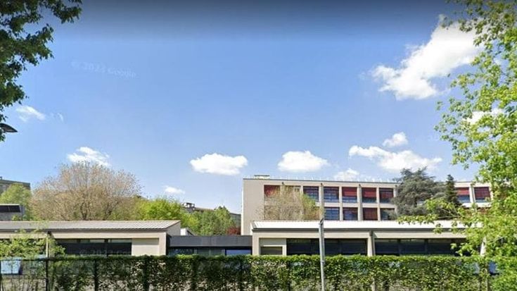 Rapina fuori dal liceo Correnti, un ragazzo accoltellato e ferito dal branco: “Erano in venti”