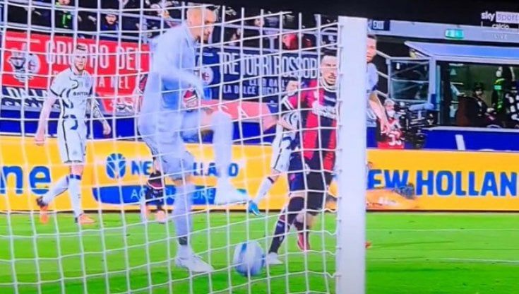 Bologna-Inter, gol di Sansone su fallo laterale di Perisic: cosa dice il regolamento