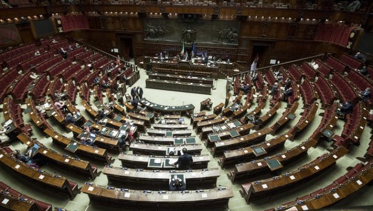 Ok alla fiducia sul Milleproroghe. Più tempo per le cartelle a rate, aiuti pubblici, golden power e monopattini: il vasto menu