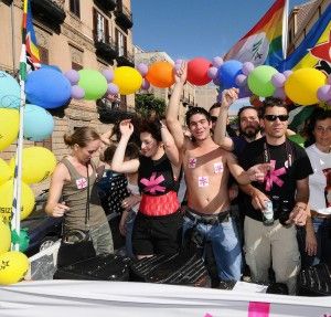 Roma Pride, &egrave; polemica con Marino<br />"Il sindaco declina l'invito, risposta offensiva"