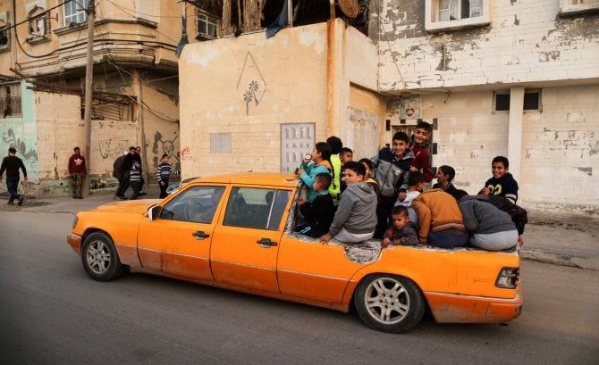 Taxi limousine per far giocare i bambini palestinesi