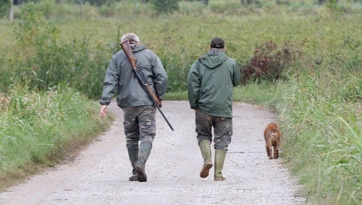 La "cena del contagio" nel Pavese: focolaio alla rimpatriata tra cacciatori nel cascinale, dieci contagiati
