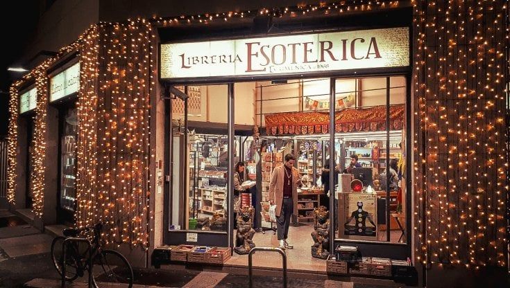 Quattro passi nell'occulto: a Milano la Libreria esoterica che dal 1968 raccoglie tutto su divinazione e magia