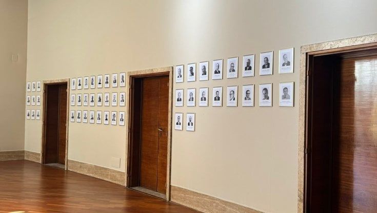 Mise, via la foto di Mussolini al ministero per evitare polemiche. La reazione di Bersani: "Sia rimossa la mia"