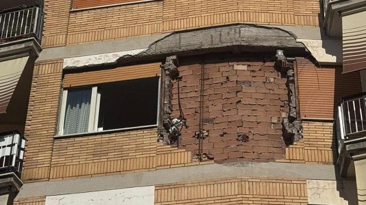 Collatino, esplosione mentre rimuovono nido di vespe: crolla un pezzo di intonaco, ferita una donna