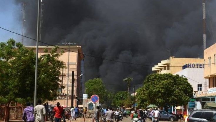 Burkina Faso, l’attacco più agghiacciante degli ultimi anni: giustiziati 138 uomini, donne e bambini, migliaia di persone in fuga