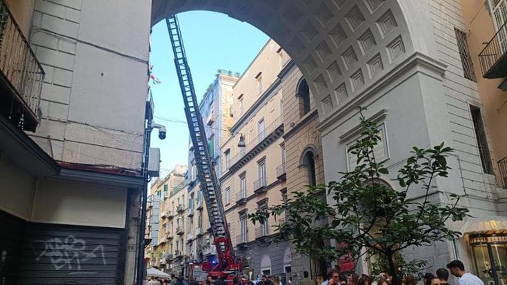 Napoli, cadono fregi dal Ponte di Chiaia: l’intervento dei vigili del fuoco