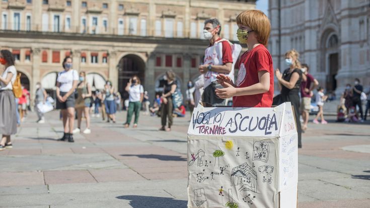 Da Bologna l'appello dei genitori: "Permettete il saluto dell'ultimo giorno di scuola"