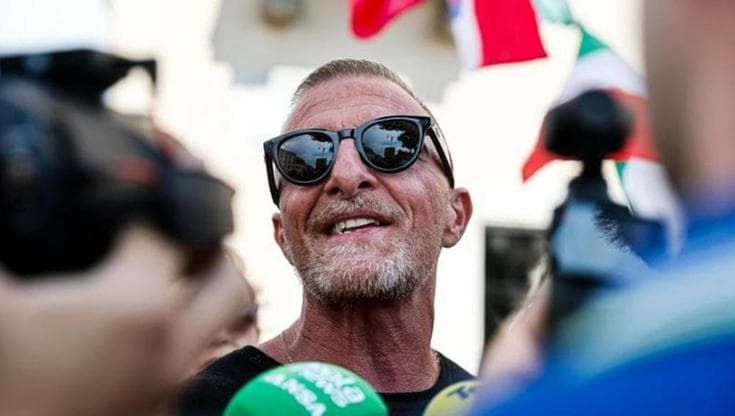 Indignarsi con l’imbonitore e non ridere