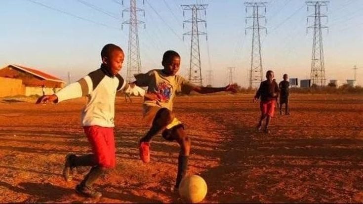 Da promessa del pallone a schiavo: l’odissea del baby calciatore africano che sognava l’Europa