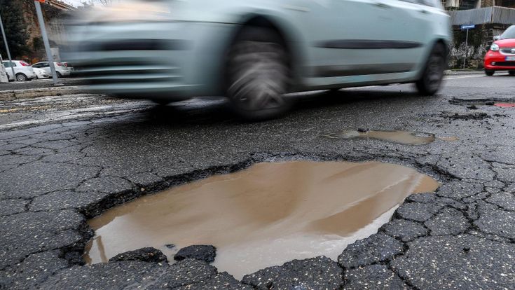 Duecento incidenti al giorno sulle buche di Roma  