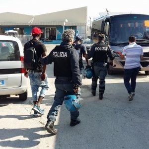 Bari, controlli nei centri di accoglienza: ordine di espulsione per 31 migranti 