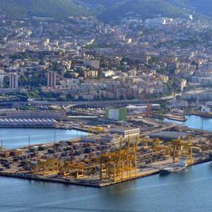 Carico con 800 armi da guerra sequestrato nel porto di Trieste