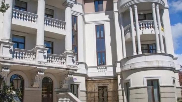 Crimea, venduto all’asta l’appartamento di Zelenska: “Finanzierà l’offensiva contro Kiev”