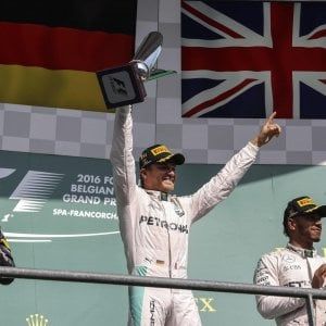 F1, Gp del Belgio, Rosberg domina una gara da autoscontro