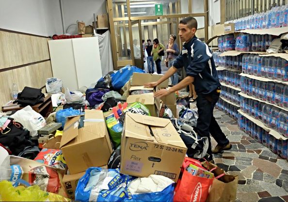 Profughi, il cuore grande di Milano: raccolti in poche ore 30mila capi di abbigliamento