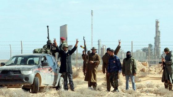 Libia, la milizia di Haftar all’offensiva: ripresi i pozzi di Ras Lanuf e Sidra, scontri alla periferia di Tripoli