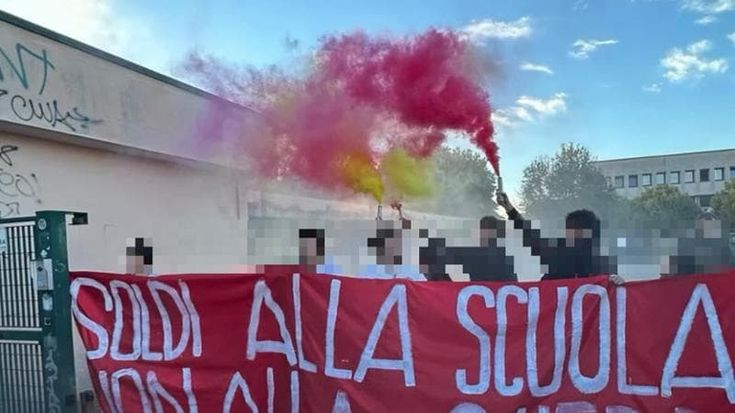 Milano, proteste e manifestazioni arrivano nelle scuole: "Più soldi all’istruzione, non alle guerre"
