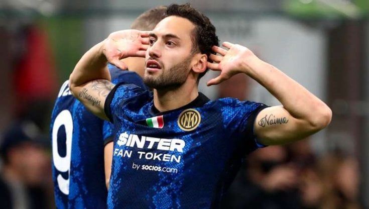 Inter, Çalhanoglu accusa Inzaghi: "Ci ha fatto perdere il derby". Poi la smentita e l'attacco a Ibrahimovic