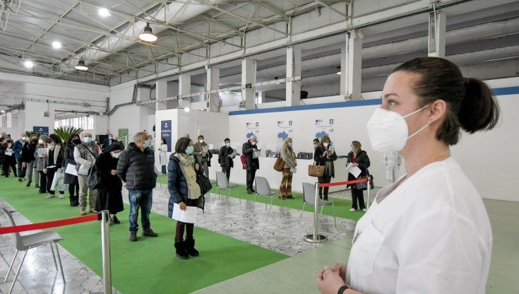 Covid a Napoli, al via da martedì le vaccinazioni per i pazienti più fragili