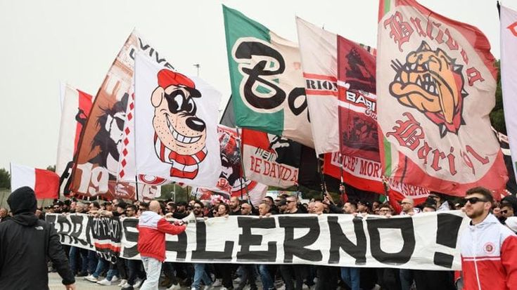 Bari-Salernitana, i tifosi insieme davanti al San Nicola: rinnovato il gemellaggio nato nel 1983