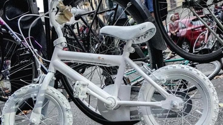 Un casco da astronauta e il peluche preferito per l’addio a Nicolò, il bimbo travolto in bici