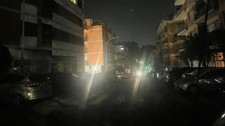 Banda della minicar, lampioni spenti nelle strade delle aggressioni: via Foà al buio