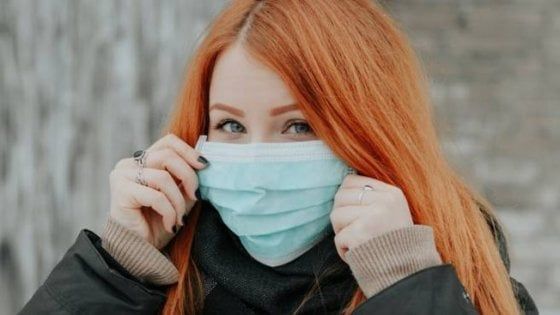 Mascherina anti-Covid: chi la indossa non mantiene le distanze
