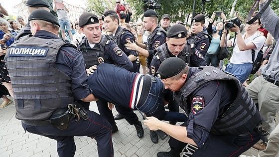 Russia, oltre duecento fermi alla marcia per il giornalista Golunov