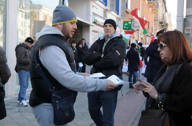Bari, i Forconi nelle vie dello shopping