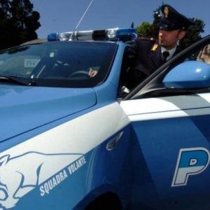 Milano, la moglie non vuole che fumi e lui la minaccia con un coltello: arrestato