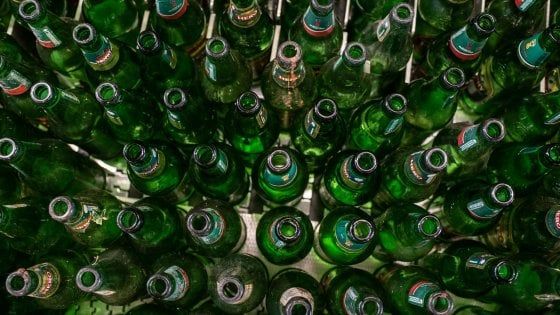 Riciclaggio del vetro in Europa, il Belgio fa meglio di tutti: è arrivato al 100%