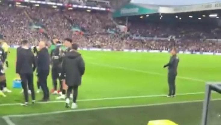 I tifosi di Leeds fischiano la pausa per il Ramadan durante la partita con il Manchester City