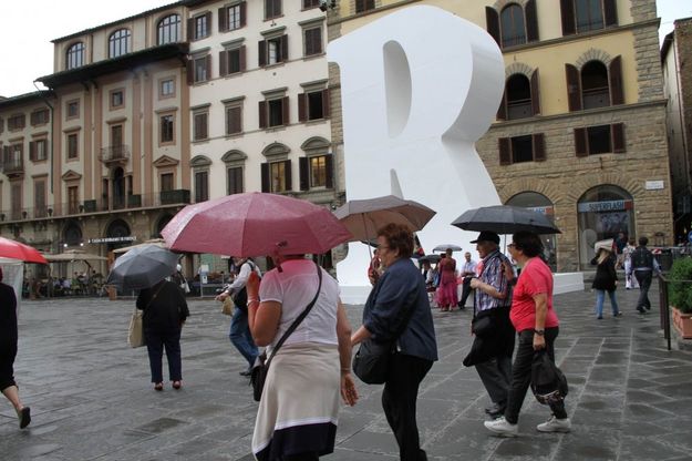 La grande R sotto la pioggia