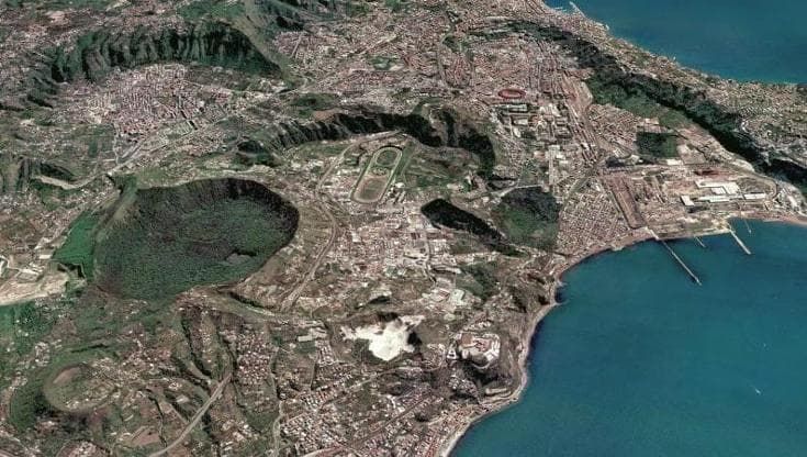 Campi Flegrei, trovata la sorgente dei magmi primitivi grazie a una “ecografia” delle onde terremoti