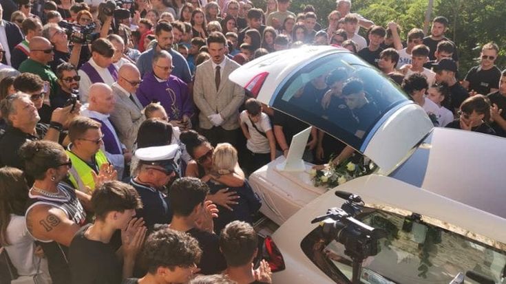 Addio a Thomas, la nonna ai ragazzi: “Ora cambiate questo mondo marcio”