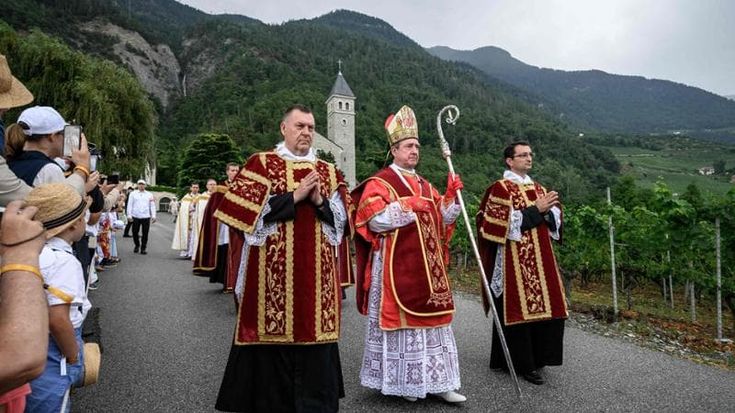 I lefebvriani procedono alle ordinazioni episcopali: “Per noi le sanzioni di Roma sono nulle”