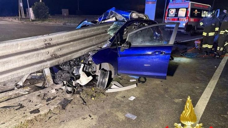 Auto tagliata in due dal guardrail dopo un incidente: illeso l’uomo di 27 anni alla guida