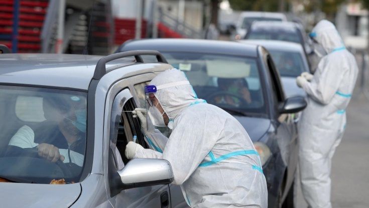 Covid, in Sicilia è boom di contagi: più 30% e triplica l'acquisto di tamponi fai da te