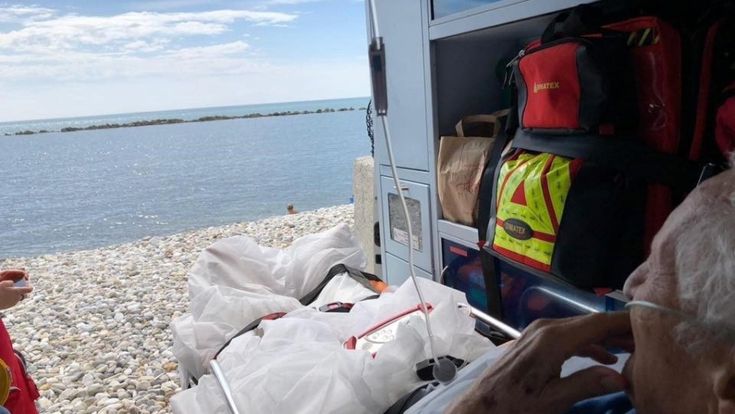 Il vecchio e il mare, l’ultima volta con l’ambulanza sulla spiaggia