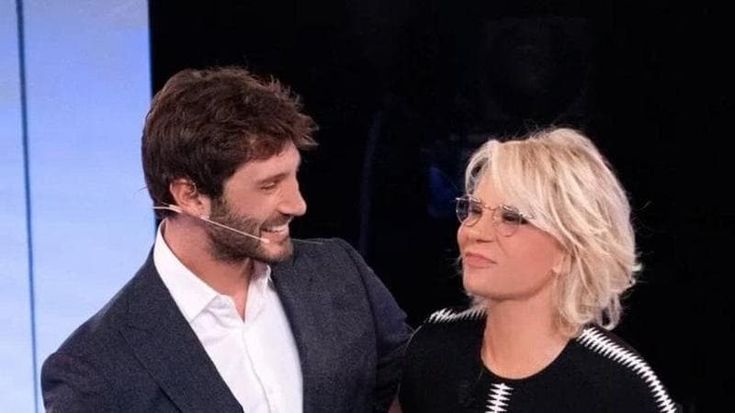 Sanremo 2027, parte il toto co-conduttori: De Martino chiama Maria De Filippi e Izzo-Paolantoni?