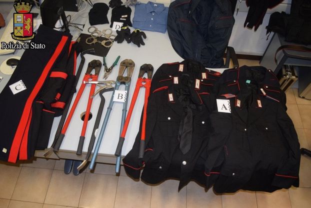 Milano, in casa un arsenale e dieci autentiche divise da carabiniere: arrestato